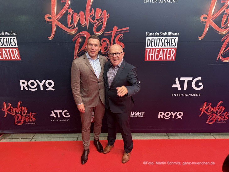  Kabarettist Jürgen Kirner mit Freund Joe Häglsperger vor der Premiere von Kinky Boots im Deutschen Theater am 29.10.2025 (@Foto: Martin Schmitz) 